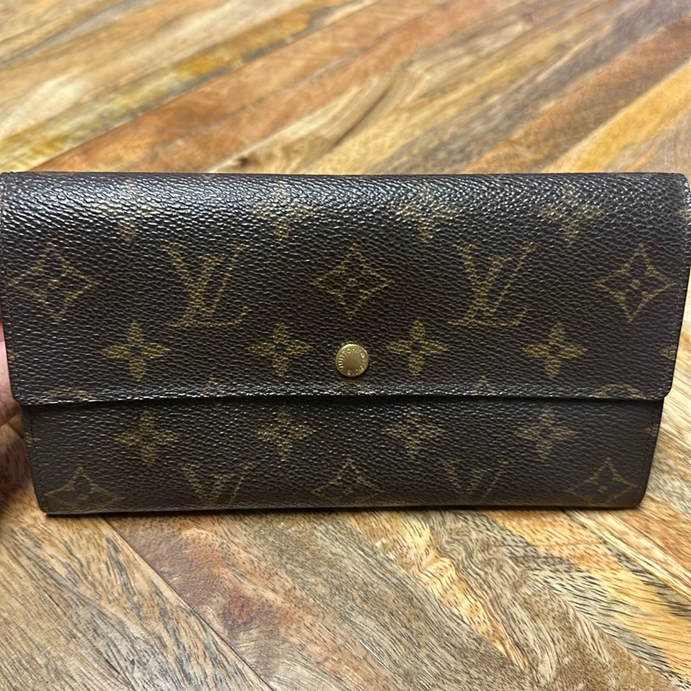 LOUIS VUITTON monogram Sarah Wallet